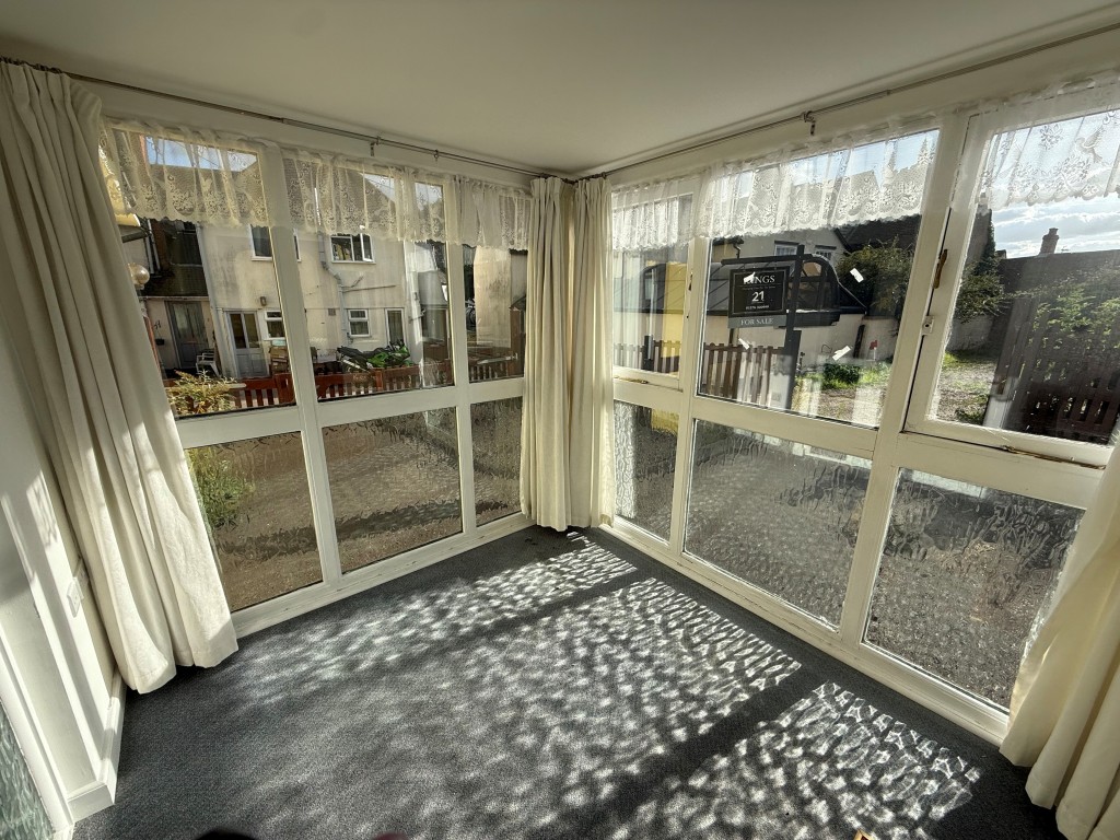 Lot: 6 - INVESTMENT OPPORTUNITY IN TOWN CENTRE LOCATION WITH OFF ROAD PARKING - Triple aspect lobby/cloak room with surrounding windows